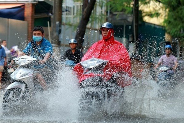 Áp thấp khả năng mạnh thành bão trên biển Đông, miền Bắc sắp đón mưa giông lớn - Ảnh 1.