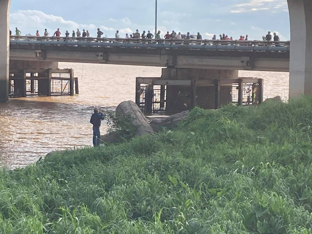 Hàng chục người tụ tập trên cầu xem vớt thi thể trôi sông - Ảnh 2.