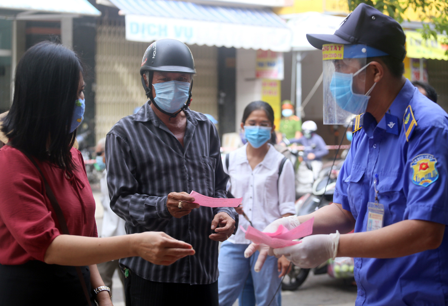 Người dân Đà Nẵng đi chợ bằng tem phiếu để phòng COVID-19