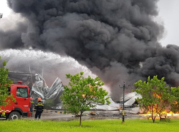 Cháy lớn tại khu Công nghiệp Yên Phong, Bắc Ninh - Ảnh 1.