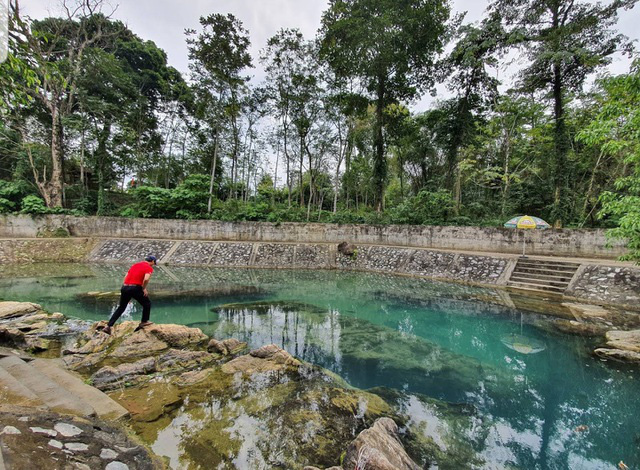 Trung úy công an lao xuống khe nước cứu nữ sinh - Ảnh 1.