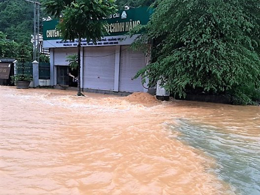 Cận cảnh nhiều khu dân cư ở Quảng Ninh ngập trong biển nước - Ảnh 6.