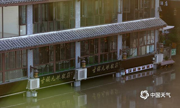 Hình ảnh lũ lụt tồi tệ ở Trung Quốc: Thị trấn cổ nổi tiếng có niên đại nghìn năm chìm trong biển nước - Ảnh 3.