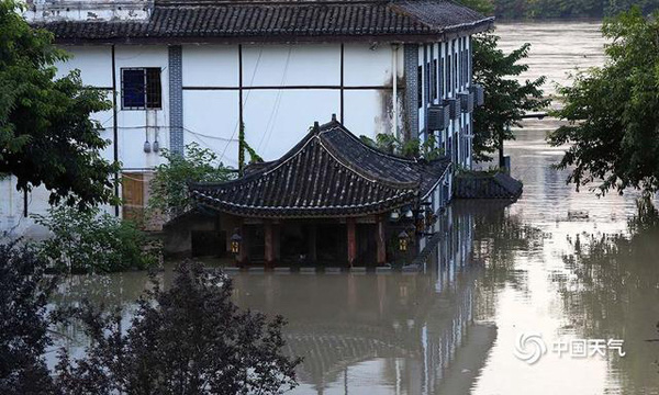 Hình ảnh lũ lụt tồi tệ ở Trung Quốc: Thị trấn cổ nổi tiếng có niên đại nghìn năm chìm trong biển nước - Ảnh 4.