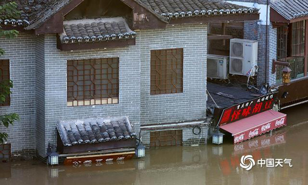 Hình ảnh lũ lụt tồi tệ ở Trung Quốc: Thị trấn cổ nổi tiếng có niên đại nghìn năm chìm trong biển nước - Ảnh 5.