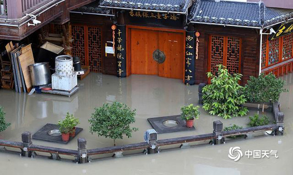 Hình ảnh lũ lụt tồi tệ ở Trung Quốc: Thị trấn cổ nổi tiếng có niên đại nghìn năm chìm trong biển nước - Ảnh 6.