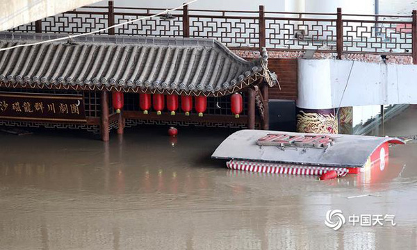 Hình ảnh lũ lụt tồi tệ ở Trung Quốc: Thị trấn cổ nổi tiếng có niên đại nghìn năm chìm trong biển nước - Ảnh 7.