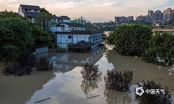 Hình ảnh lũ lụt tồi tệ ở Trung Quốc: Thị trấn cổ nổi tiếng có niên đại nghìn năm chìm trong biển nước - Ảnh 8.