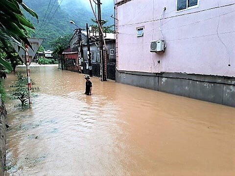 Cận cảnh nhiều khu dân cư ở Quảng Ninh ngập trong biển nước - Ảnh 1.