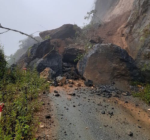 Lai Châu: Tảng đá lớn từ sườn núi bất ngờ rơi xuống đè chết người - Ảnh 3.