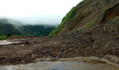 Lai Châu: Tảng đá lớn từ sườn núi bất ngờ rơi xuống đè chết người - Ảnh 4.