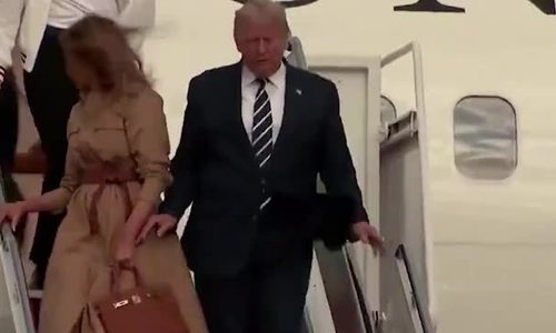 Bà Melania Trump hai lần gạt tay chồng - Ảnh 2.