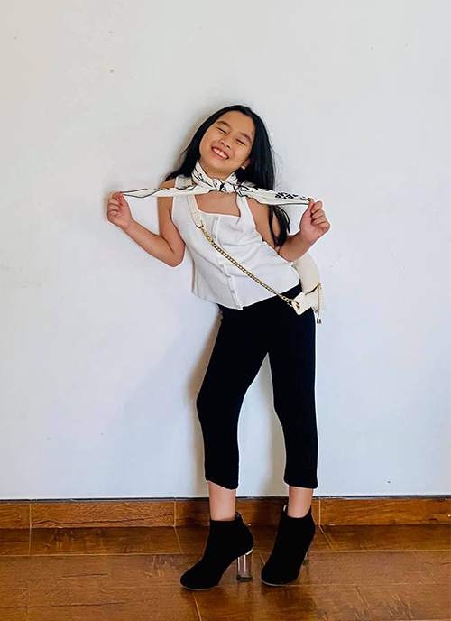 Con gái Lưu Hương Giang 9 tuổi đã mặc vừa đồ mẹ - Ảnh 1.