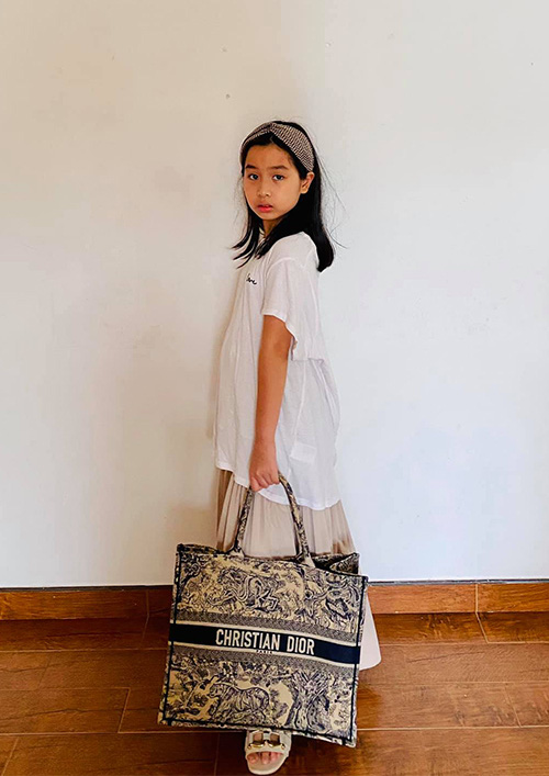 Con gái Lưu Hương Giang 9 tuổi đã mặc vừa đồ mẹ - Ảnh 2.