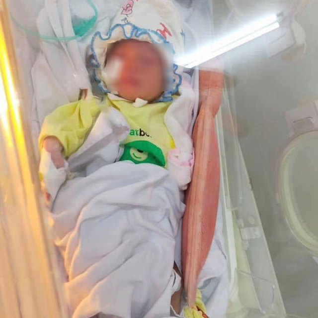Bé sơ sinh bị bỏ rơi dưới khe giữa 2 nhà ở Hà Nội sẽ được cho nhận nuôi nếu người thân không đến nhận - Ảnh 3.