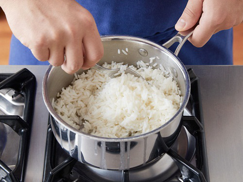 Choáng cách người Tây nấu cơm:  Gạo không vo mà được luộc lên, chắt nước và rửa lại - Ảnh 3.