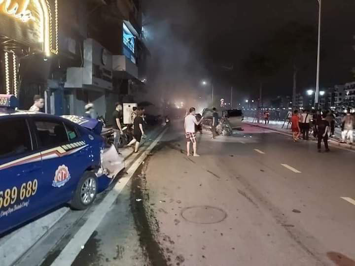 Hải Phòng: Xe Lexus húc văng 3 xe ô tô làm 2 người thương vong - Ảnh 1. Hải Phòng: Xe Lexus húc văng 3 xe ô tô làm 2 người thương vong - Ảnh 1.