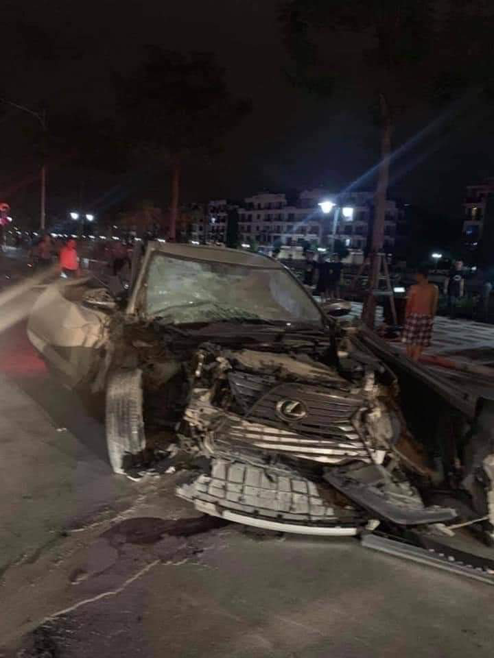 Hải Phòng: Xe Lexus húc văng 3 xe ô tô làm 2 người thương vong - Ảnh 4. Hải Phòng: Xe Lexus húc văng 3 xe ô tô làm 2 người thương vong - Ảnh 4.