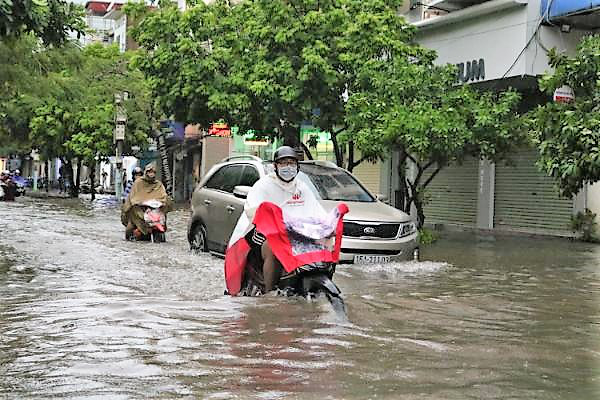 Hải Phòng: Nhiều tuyến phố ngập lụt sau bão số 2 - Ảnh 11.