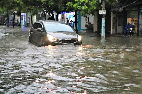 Hải Phòng: Nhiều tuyến phố ngập lụt sau bão số 2 - Ảnh 7.