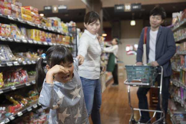 Mẹ Nhật cho con đi siêu thị, đứa trẻ không bao giờ đòi hỏi, mẹ Việt biết sẽ khâm phục - Ảnh 1.