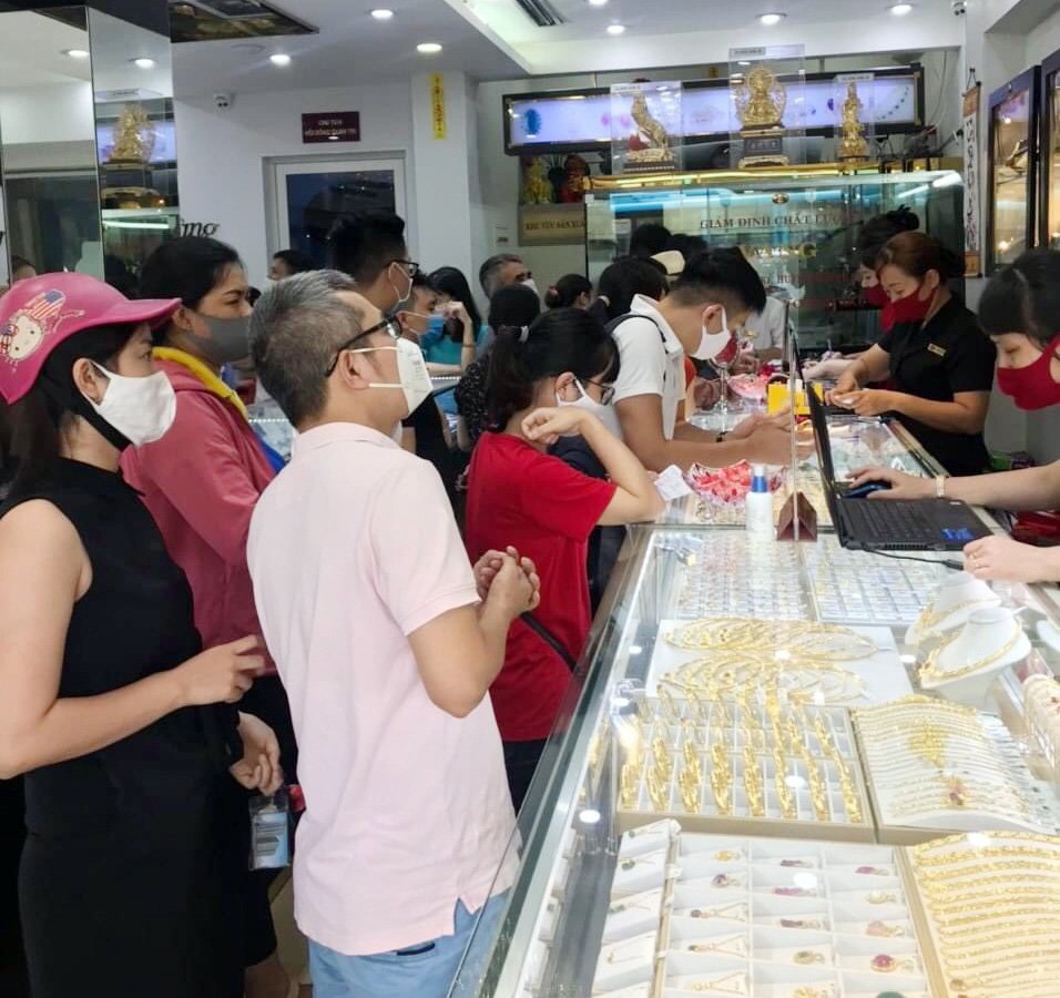 Giá vàng ngày 20/8: Từ sự bất ổn giá, các cửa hàng vàng bạc vắng khách - Ảnh 6. Giá vàng ngày 20/8: Từ sự bất ổn giá, các cửa hàng vàng bạc vắng khách - Ảnh 6.