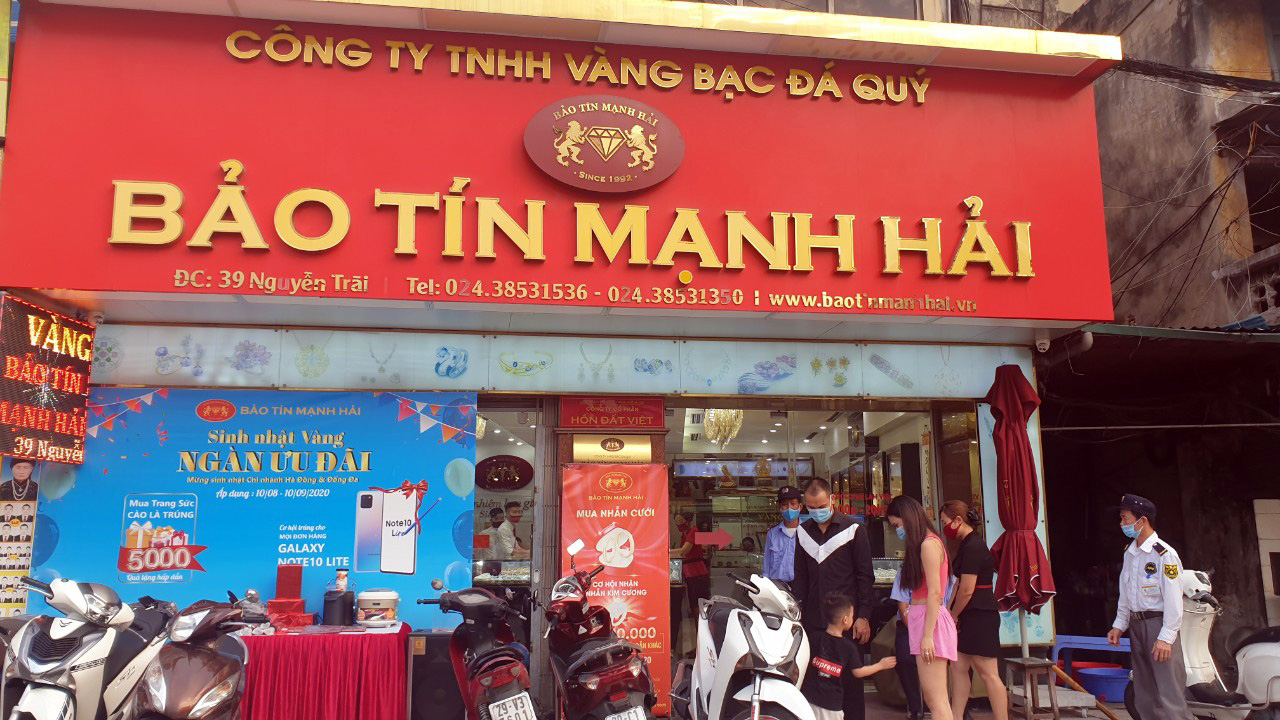 Giá vàng ngày 20/8: Từ sự bất ổn giá, các cửa hàng vàng bạc vắng khách - Ảnh 3. Giá vàng ngày 20/8: Từ sự bất ổn giá, các cửa hàng vàng bạc vắng khách - Ảnh 3.