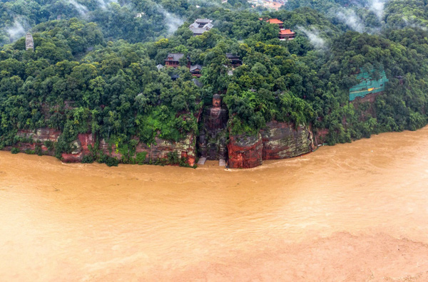 Cận cảnh chân tượng Phật lớn nhất thế giới chìm trong nước lũ, 34 triệu người dân điêu đứng vì thiên tai  - Ảnh 5.