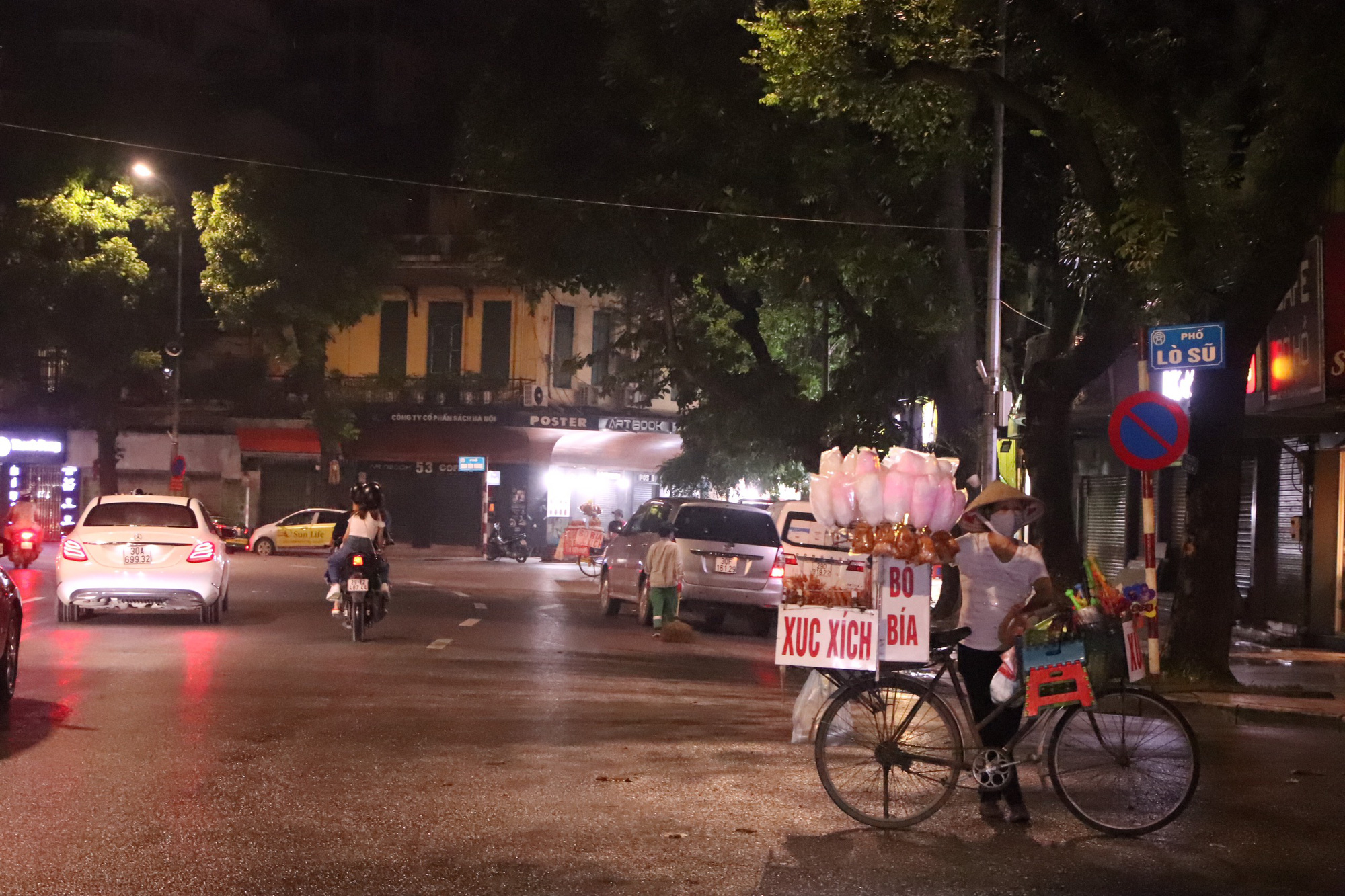 Hà Nội: Phố đi bộ vắng vẻ, đìu hiu ngay đêm đầu tiên sau khi tạm dừng hoạt động vì COVID-19 - Ảnh 3.