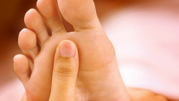 Bàn chân giống như đồng hồ sức khỏe: 3 dấu hiệu này trên bàn chân cho biết rất có thể gan của bạn đang gặp vấn đề - Ảnh 1.