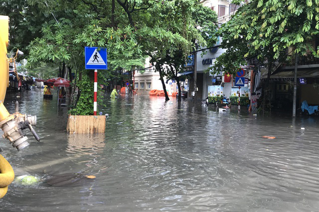 Đường Hà Nội mênh mông nước, xe bơi trên phố cổ - Ảnh 4.