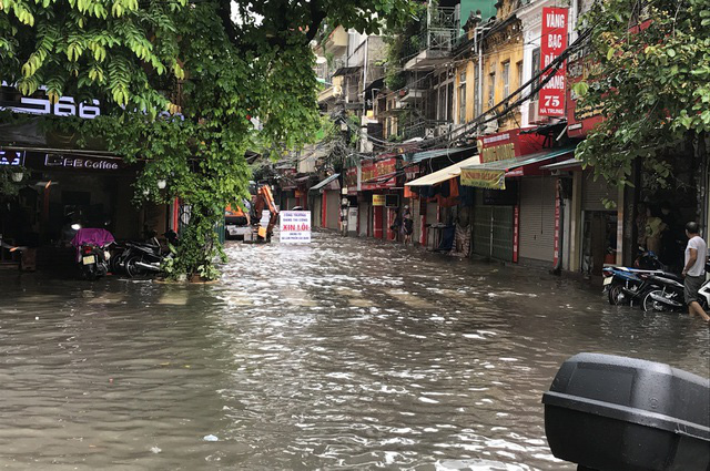 Đường Hà Nội mênh mông nước, xe bơi trên phố cổ - Ảnh 6.