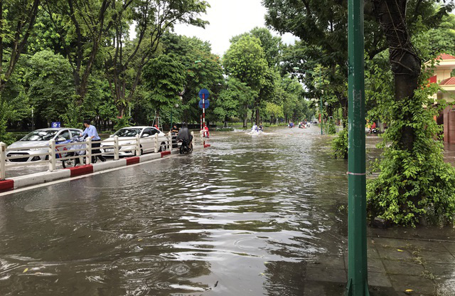 Đường Hà Nội mênh mông nước, xe bơi trên phố cổ - Ảnh 10.