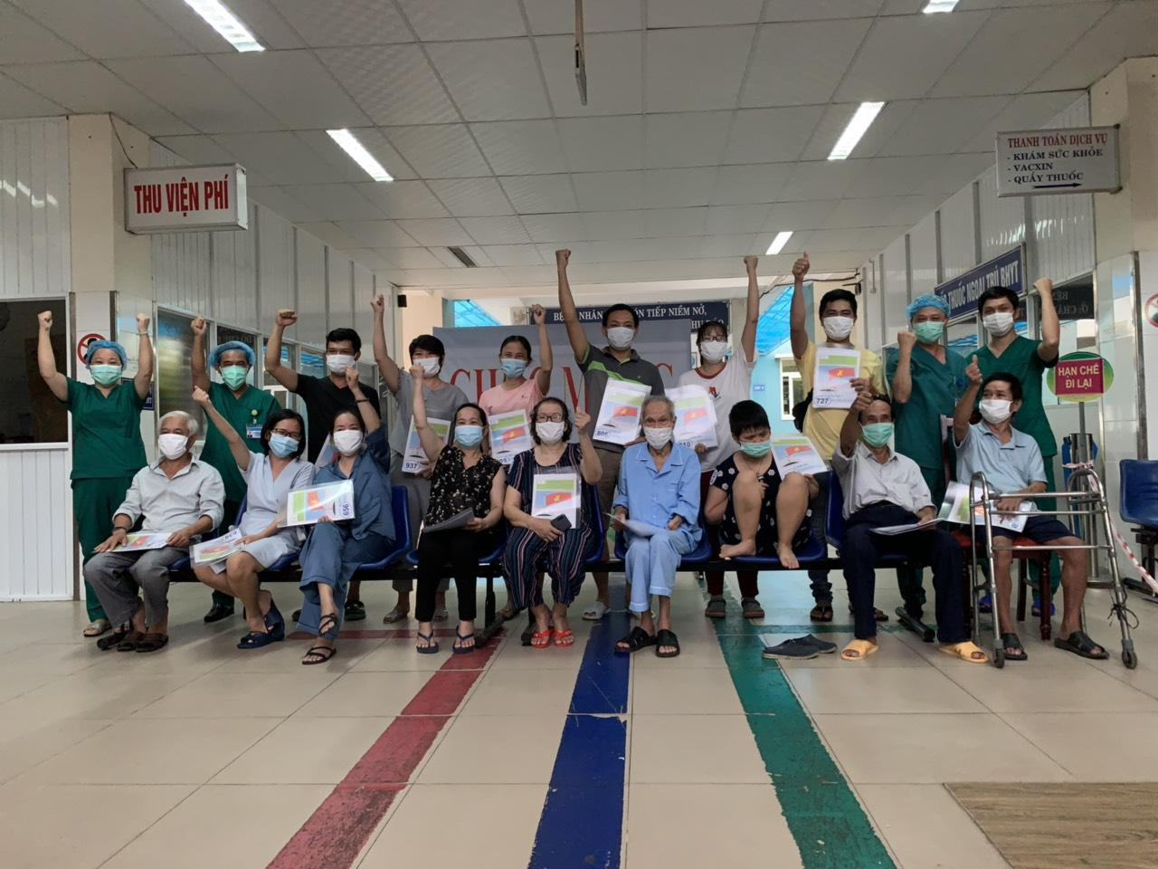 TIN VUI: Sản phụ mắc COVID-19 được chữa khỏi được xuất viện cùng con gái mới sinh - Ảnh 3. TIN VUI: Sản phụ mắc COVID-19 được chữa khỏi được xuất viện cùng con gái mới sinh - Ảnh 3.