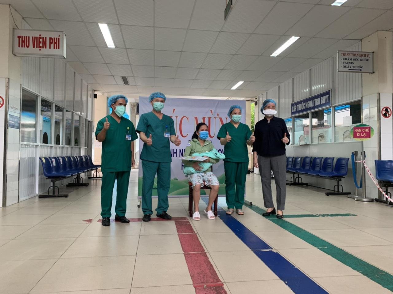 TIN VUI: Sản phụ mắc COVID-19 được chữa khỏi được xuất viện cùng con gái mới sinh - Ảnh 4. TIN VUI: Sản phụ mắc COVID-19 được chữa khỏi được xuất viện cùng con gái mới sinh - Ảnh 4.