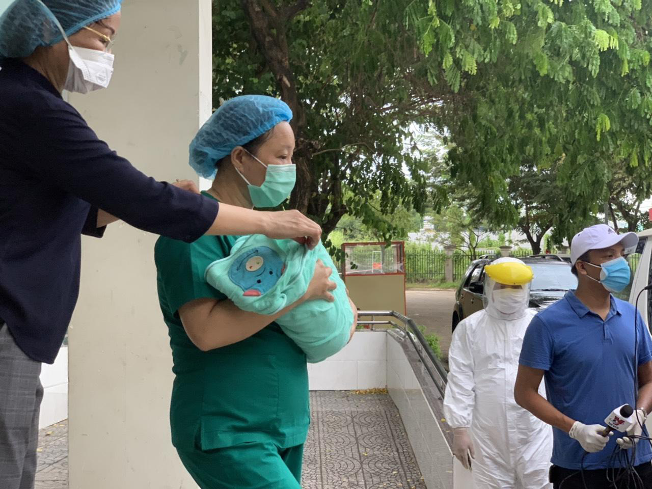 TIN VUI: Sản phụ mắc COVID-19 được chữa khỏi được xuất viện cùng con gái mới sinh - Ảnh 5. TIN VUI: Sản phụ mắc COVID-19 được chữa khỏi được xuất viện cùng con gái mới sinh - Ảnh 5.