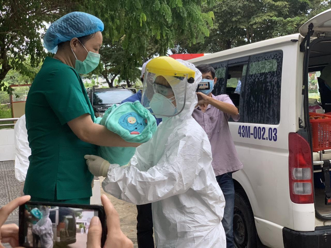 TIN VUI: Sản phụ mắc COVID-19 được chữa khỏi được xuất viện cùng con gái mới sinh - Ảnh 6. TIN VUI: Sản phụ mắc COVID-19 được chữa khỏi được xuất viện cùng con gái mới sinh - Ảnh 6.