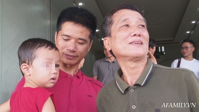Hàng xóm, người thân và cả những người không quen biết mừng rơi nước mắt, ùn ùn tới chia vui cùng gia đình cậu bé mất tích ở Bắc Ninh - Ảnh 7.