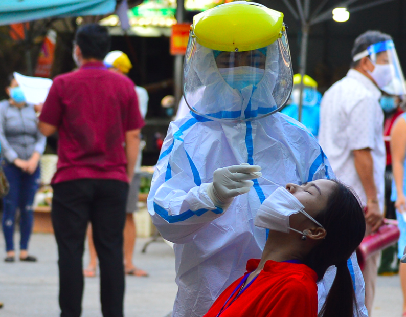 Chưa xác định được nguồn lây của bà chủ bán cafe mắc COVID-19 vừa công bố - Ảnh 2. Chưa xác định được nguồn lây của bà chủ bán cafe mắc COVID-19 vừa công bố - Ảnh 2.