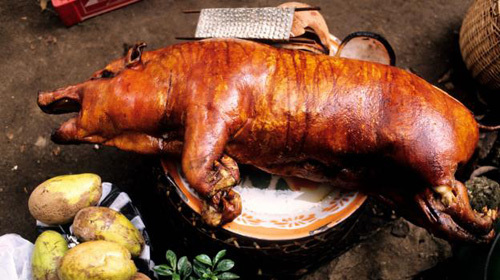 Thịt lợn quay trứ danh khiến thực khách hằng ngày phải xếp hàng dài chờ đợi nhờ cách quay thịt độc đáo - Ảnh 2.