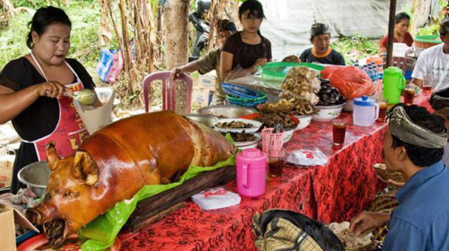 Thịt lợn quay trứ danh khiến thực khách hằng ngày phải xếp hàng dài chờ đợi nhờ cách quay thịt độc đáo - Ảnh 4.