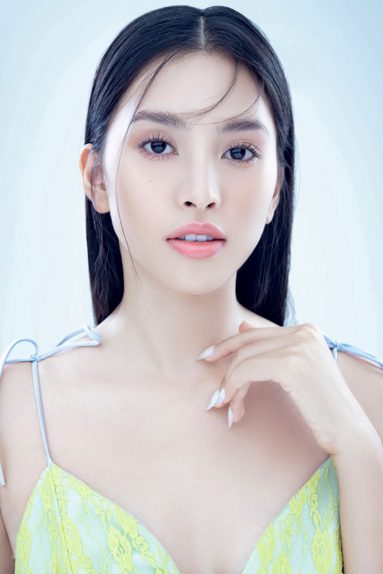 Hoa hậu Tiểu Vy khoe sắc tuổi 20 - Ảnh 2.