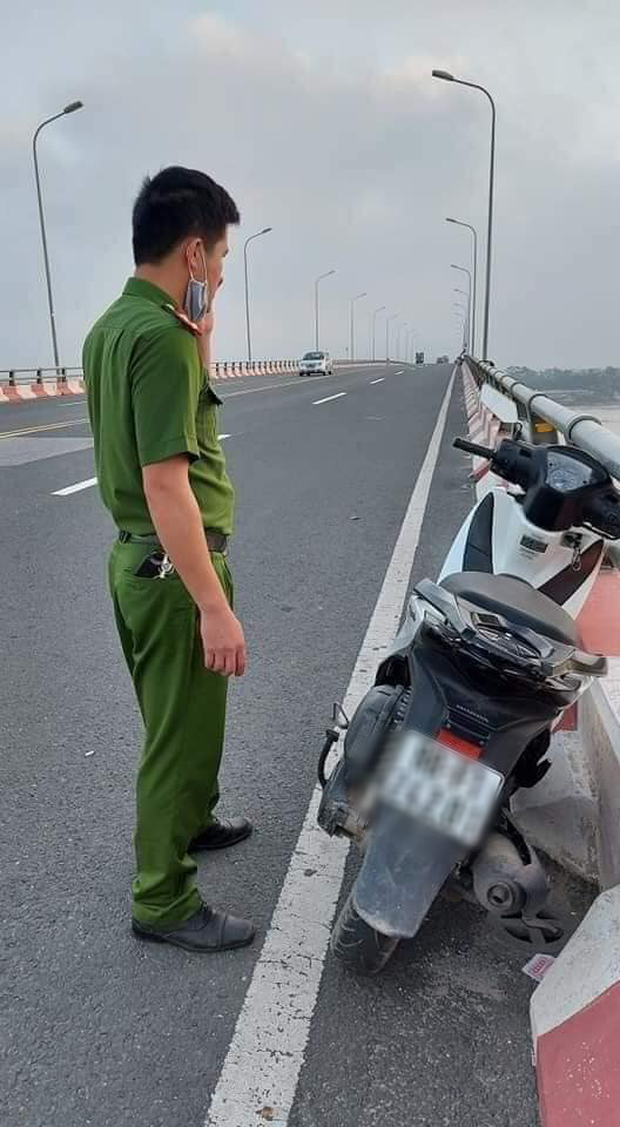 Bỏ lại xe SH trên cầu, nam thanh niên nghi nhảy xuống sông Hồng tự tử - Ảnh 2.