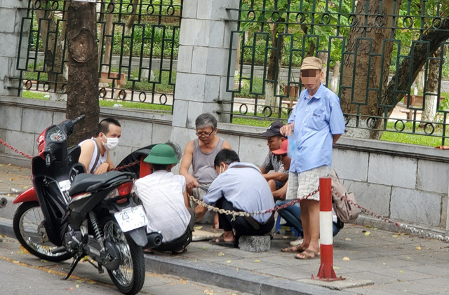 Hà Nội: Thờ ơ với dịch COVID-19, người dân vẫn hút chung 1 chiếc điếu cày ở vỉa hè - Ảnh 3.