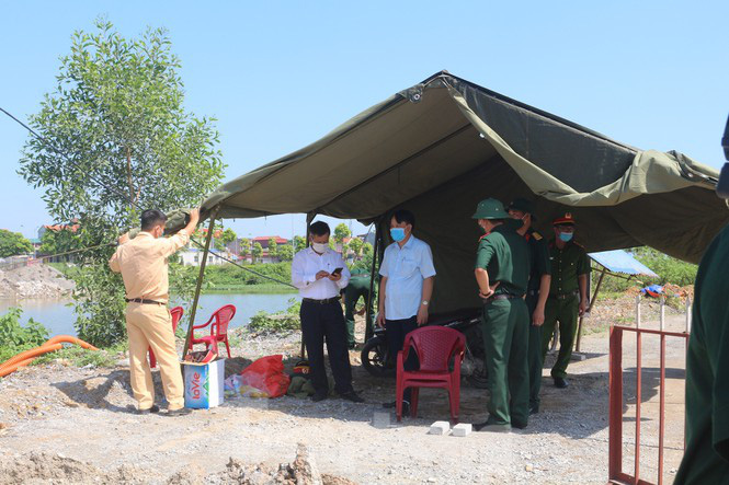 Hà Nam: Cả xã dừng hoạt động quán ăn, hàng chợ sau ca dương tính với SARS-CoV-2 - Ảnh 4. Hà Nam: Cả xã dừng hoạt động quán ăn, hàng chợ sau ca dương tính với SARS-CoV-2 - Ảnh 4.