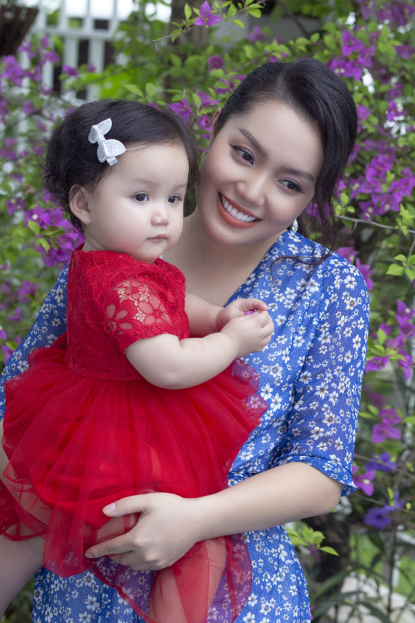 Tan chảy với hình ảnh con gái yêu xinh xắn như búp bê của ca sĩ Nguyễn Ngọc Anh - Ảnh 5.
