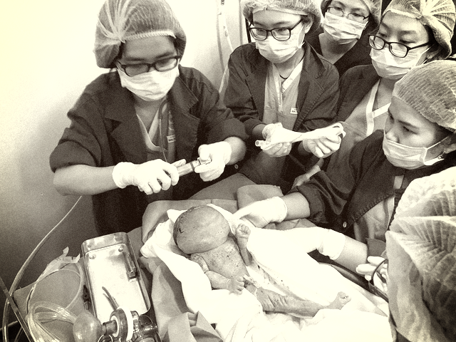 TP.HCM: Bác sĩ phối hợp cứu sống bé sơ sinh bị dị tật u quái khổng lồ - Ảnh 2.