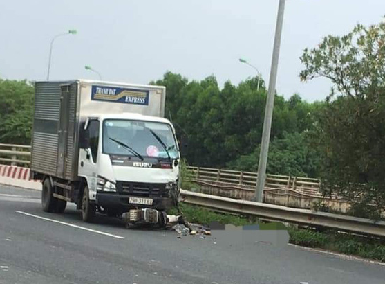 Hà Nội: Thanh niên tử vong thương tâm sau cú đâm trực diện xe tải trên Đại lộ Thăng Long - Ảnh 3.