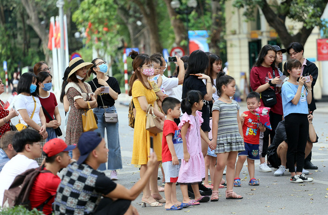 Tạm dừng tổ chức lễ hội và hoạt động đông người tại phố đi bộ hồ Hoàn Kiếm để chống dịch COVID-19 - Ảnh 3.