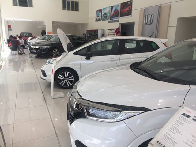 Dân hoãn sắm ô tô vì dịch, các chủ đại lý xe ngao ngán với hậu quả Covid-19 - Ảnh 1. Dân hoãn sắm ô tô vì dịch, các chủ đại lý xe ngao ngán với hậu quả Covid-19 - Ảnh 1.